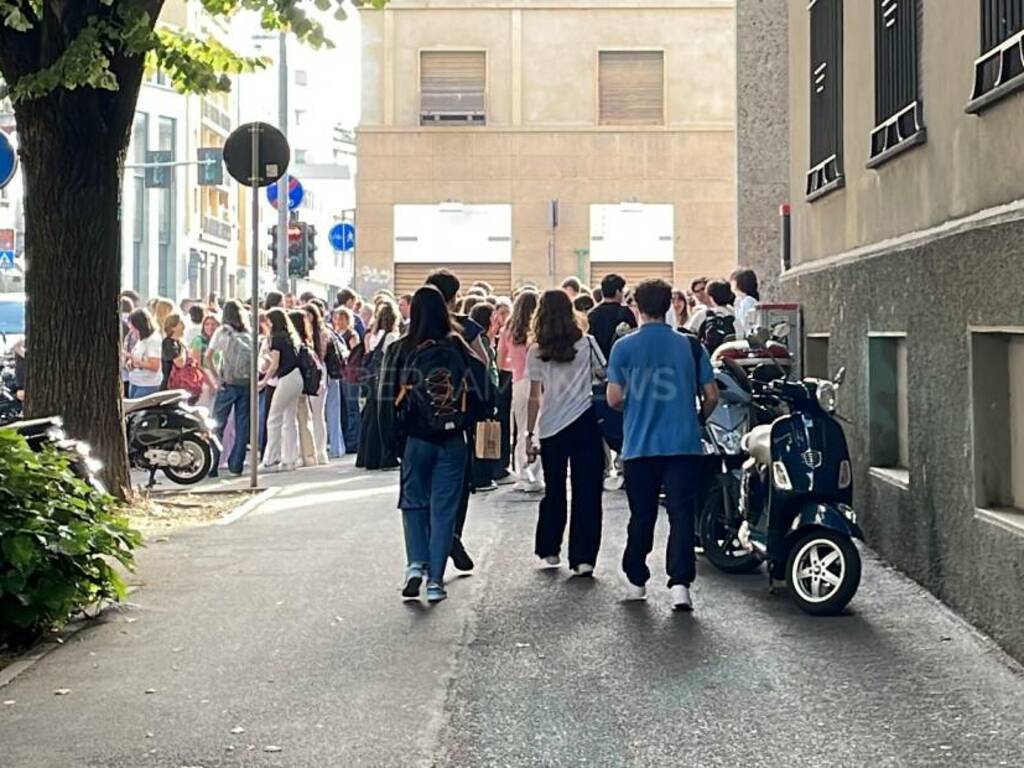 Milano, Scottex consegna carta igienica alle scuole milanesi