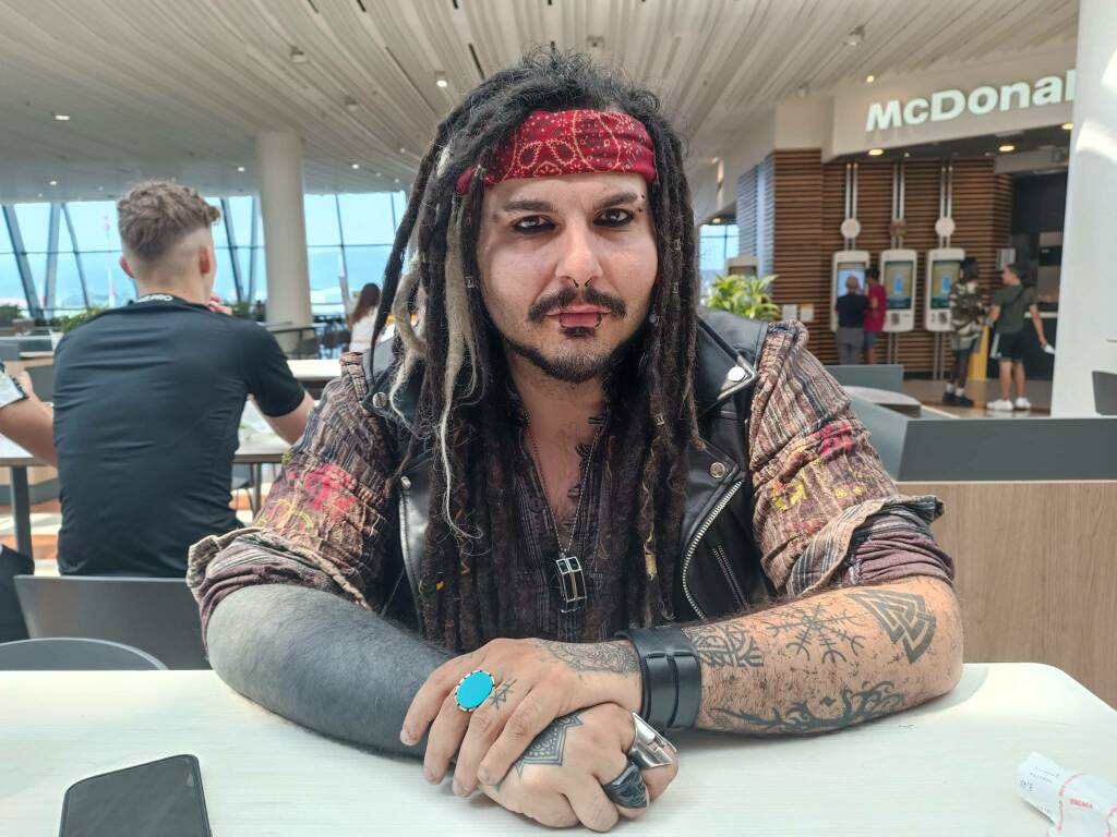 Jonathan Oddo e la passione per Jack Sparrow: Mi vesto da pirata tutti i  giorni. La gente mi ferma per farsi i selfie - BergamoNews