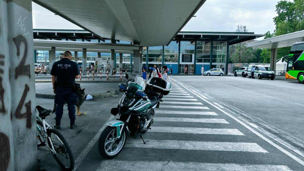 Fugge dalla Polizia locale tra le auto di via Angelo Maj, una finisce fuori strada