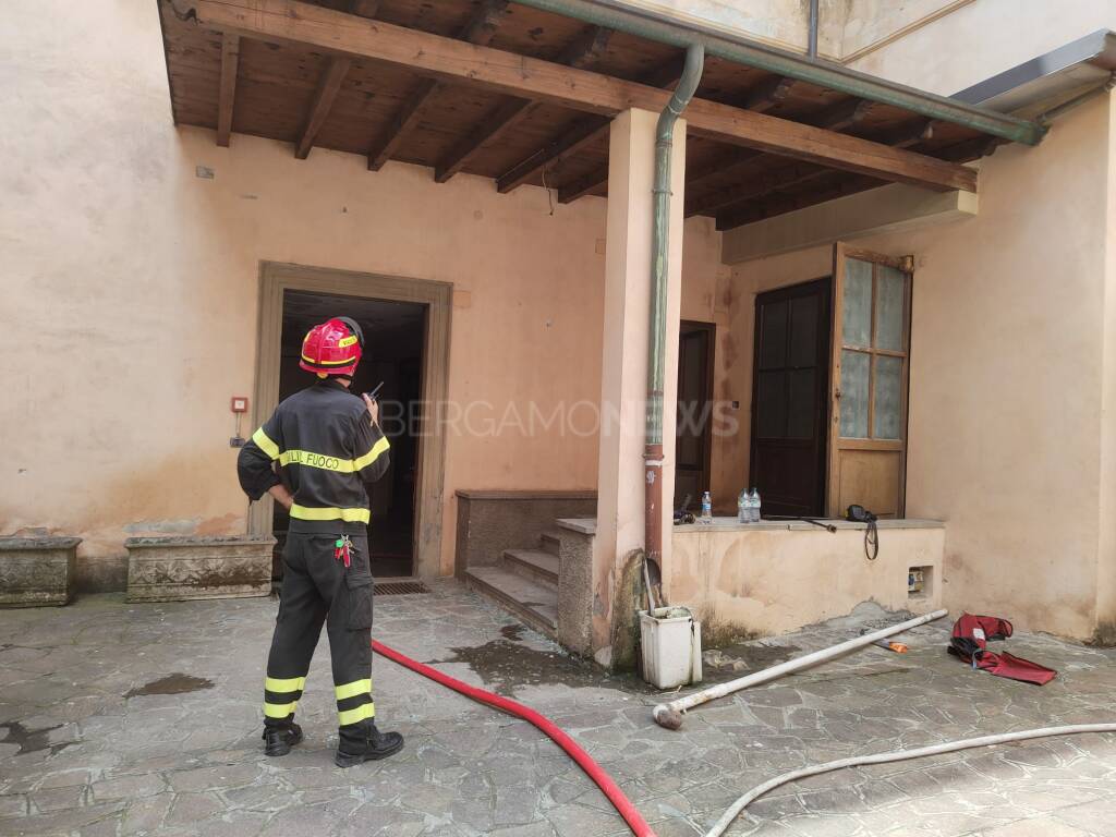 Esplosione in un appartamento di via San Tomaso: tre feriti