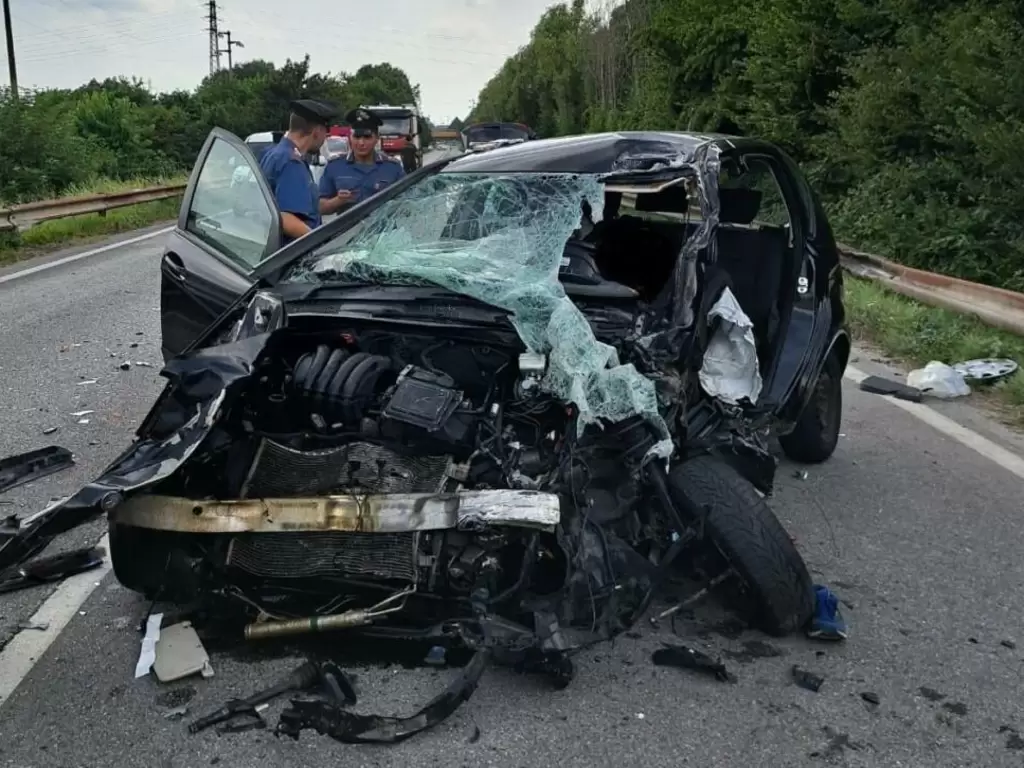 Villa di Serio, camion contro due auto: 3 feriti, uno è grave