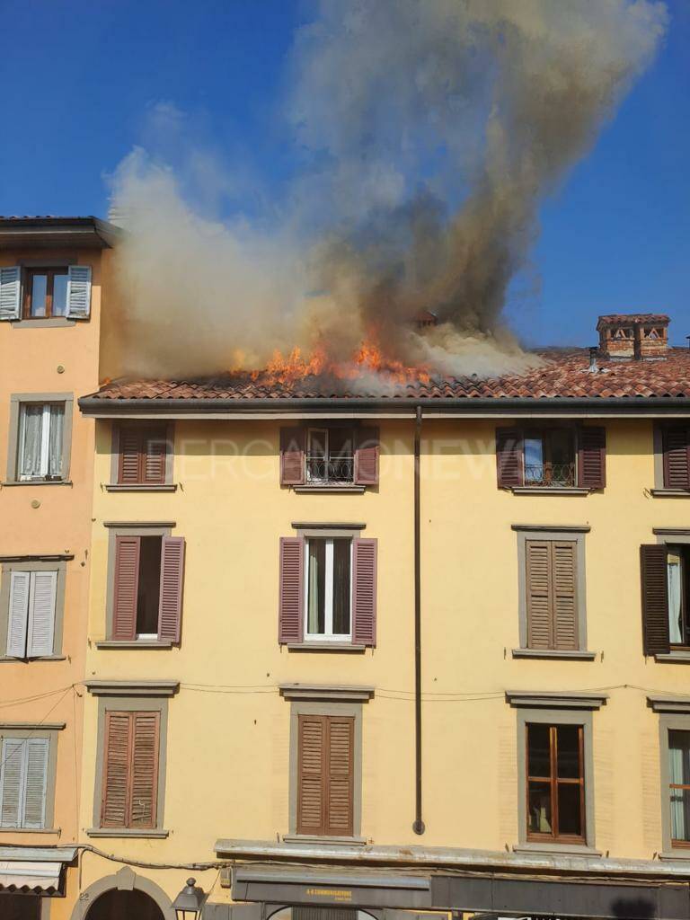 In fiamme il tetto di tre palazzine in via Moroni
