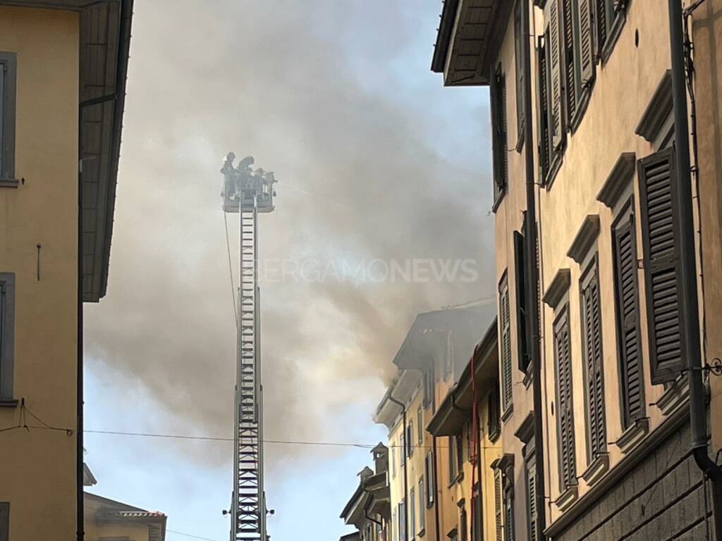 In fiamme il tetto di tre palazzine in via Moroni