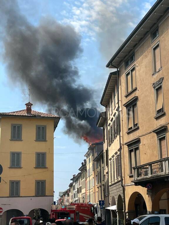 In fiamme il tetto di tre palazzine in via Moroni