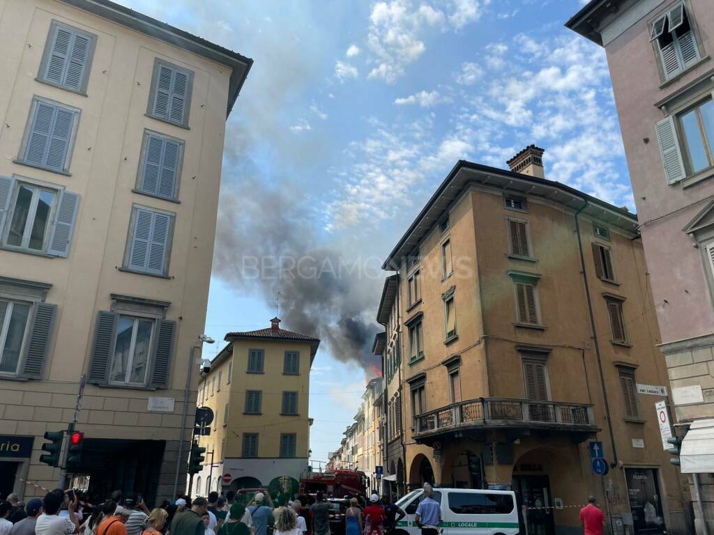 In fiamme il tetto di tre palazzine in via Moroni