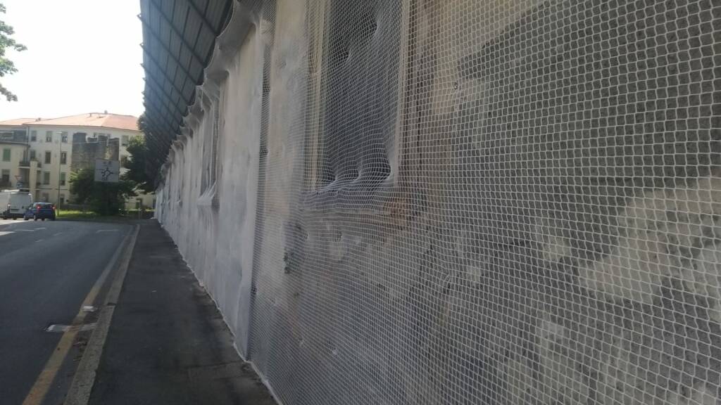 Posate le reti sui muri esterni dell'ex caserma Montelungo