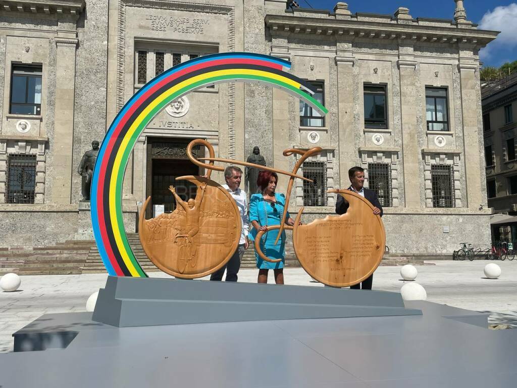 Una statua per Felice Gimondi in piazza Dante