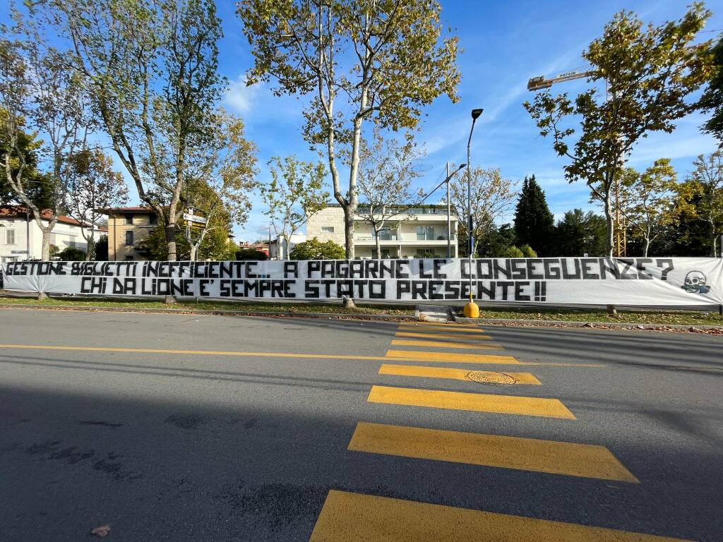 Striscione tifosi atalanta protesta biglietti graz