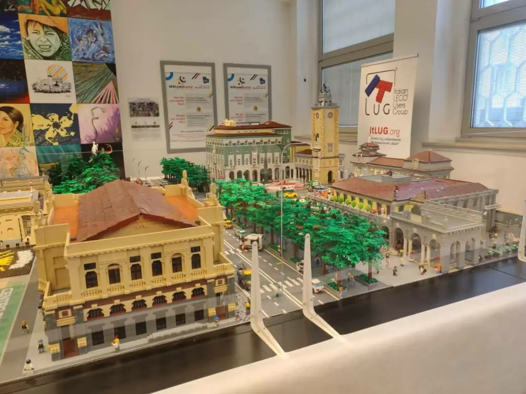 Lego Minifigures con quadro - Collezionismo In vendita a Bergamo