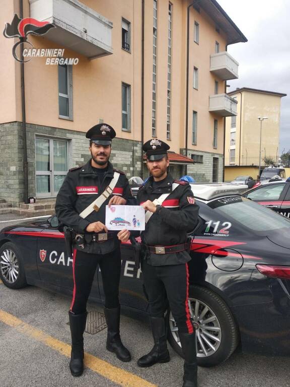 Lite tra ex coniugi per contendersi le figlie sedata dai carabinieri: una delle bimbe dona loro un disegno