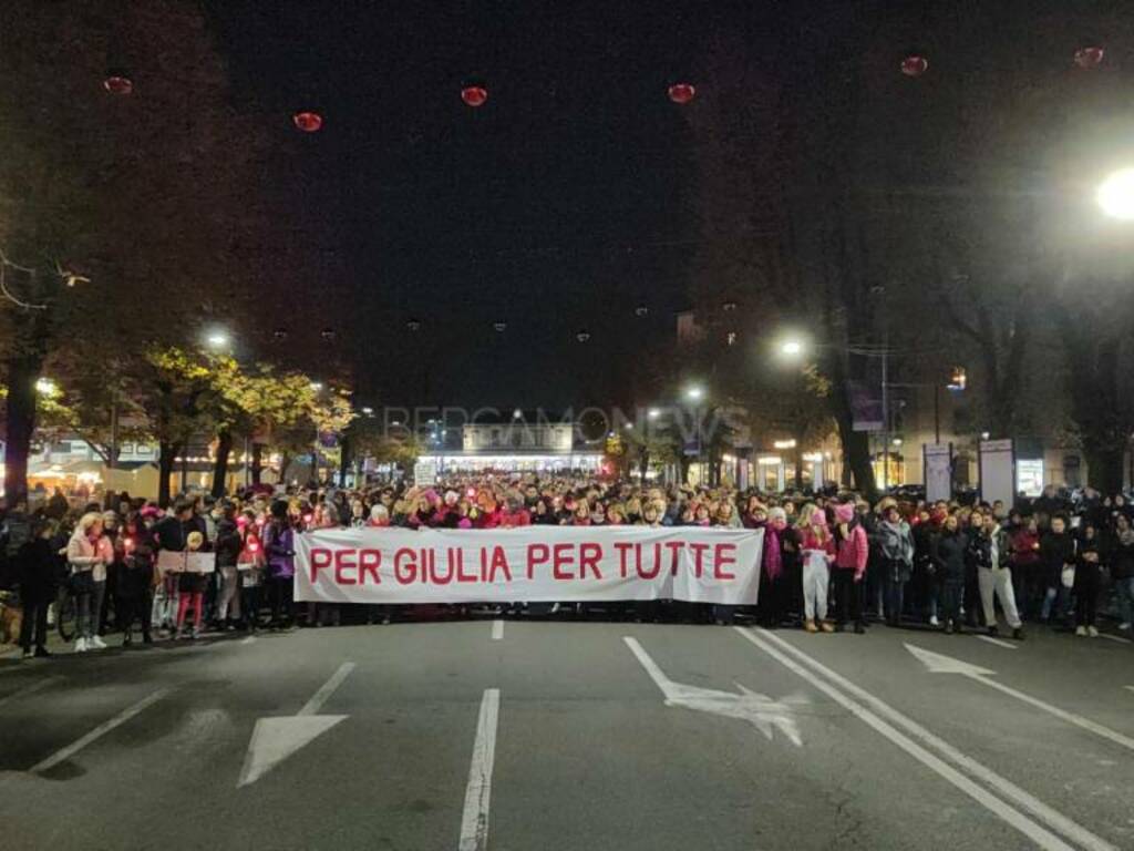 La fiaccolata per Giulia e le donne vittime di violenza