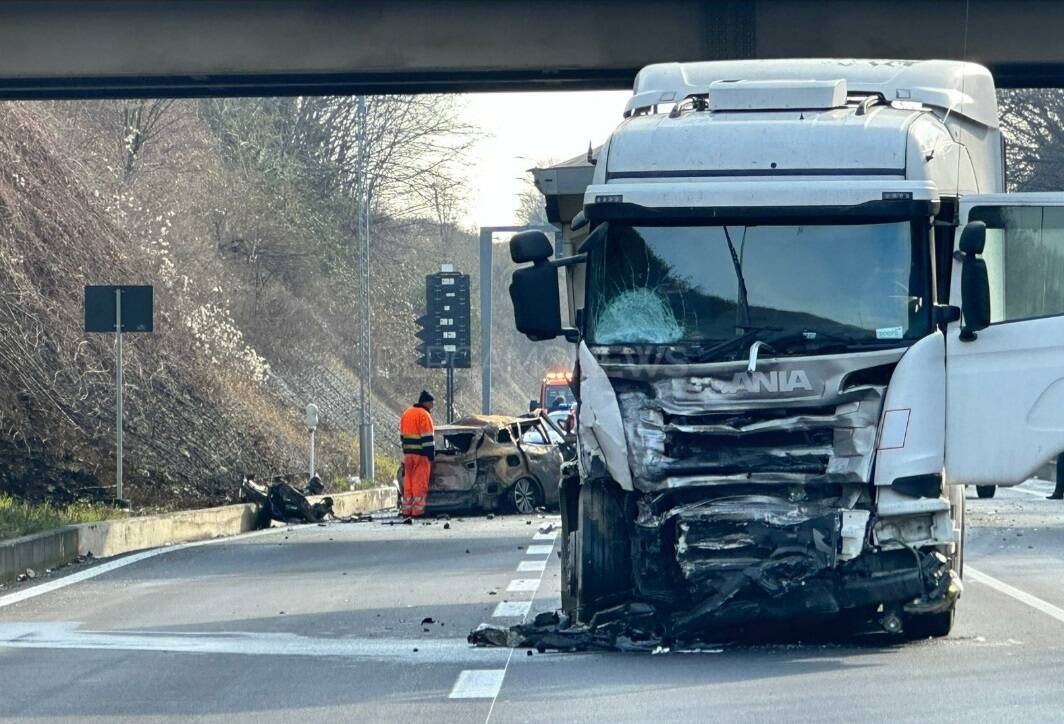 Presezzo, scontro con un camion: auto prende fuoco, muore un uomo