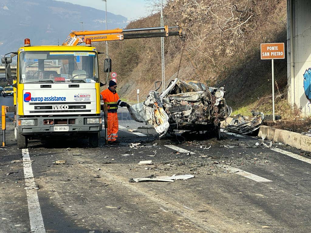 Presezzo, scontro con un camion: auto prende fuoco, muore un uomo