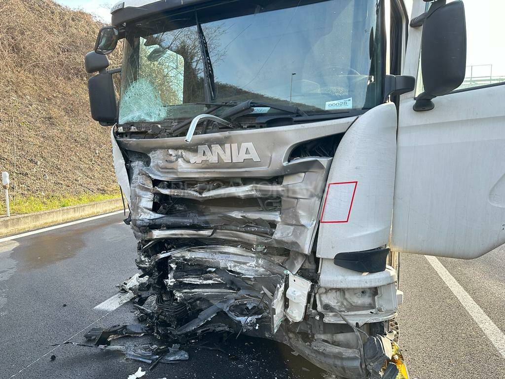 Presezzo, scontro con un camion: auto prende fuoco, muore un uomo