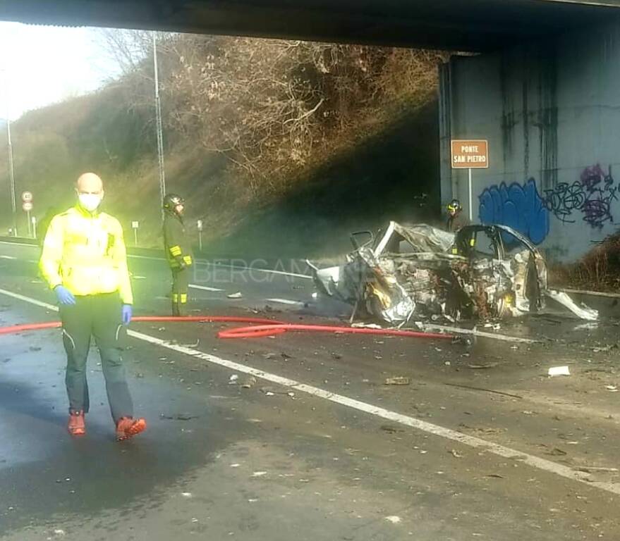 Presezzo, scontro con un camion: auto prende fuoco, muore un uomo