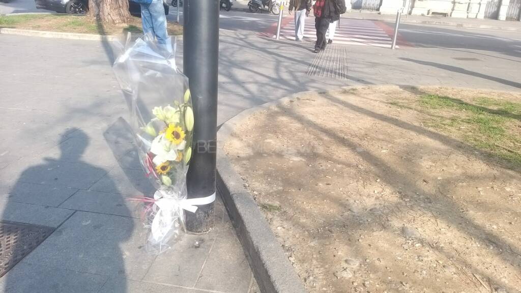 Fiori per Zaccaria, il 19enne travolto dal bus in stazione