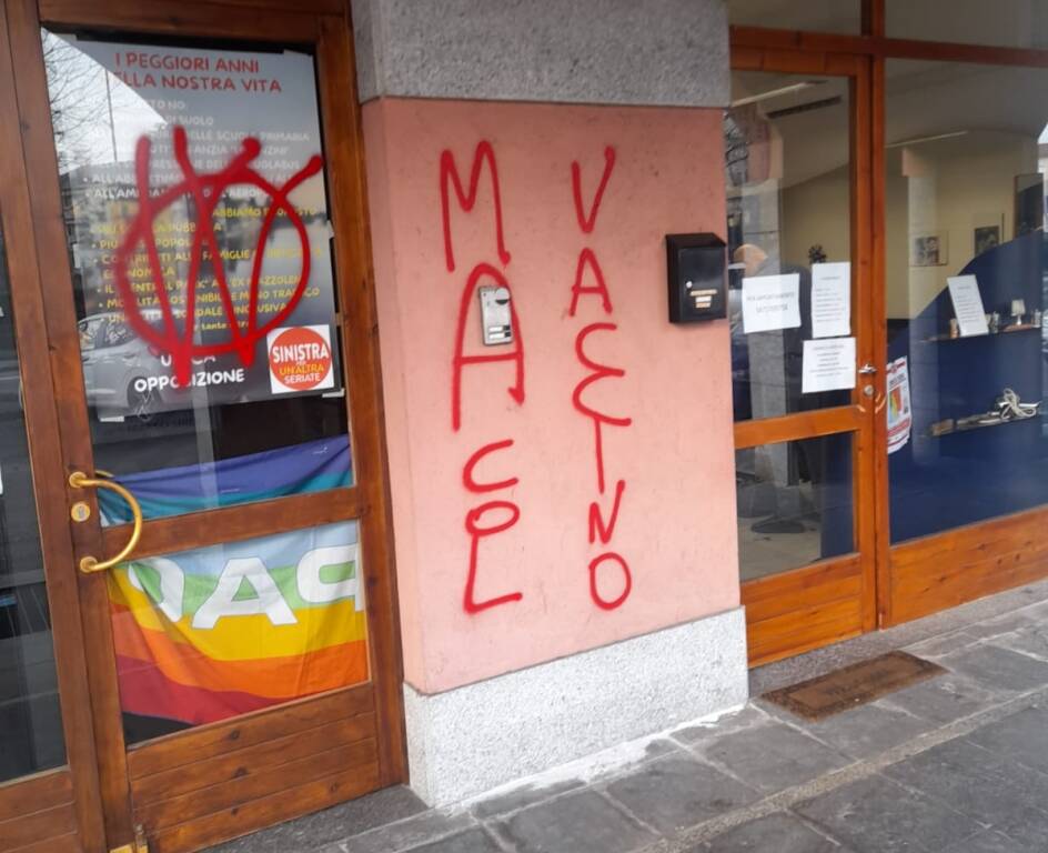 scritte no vax seriate