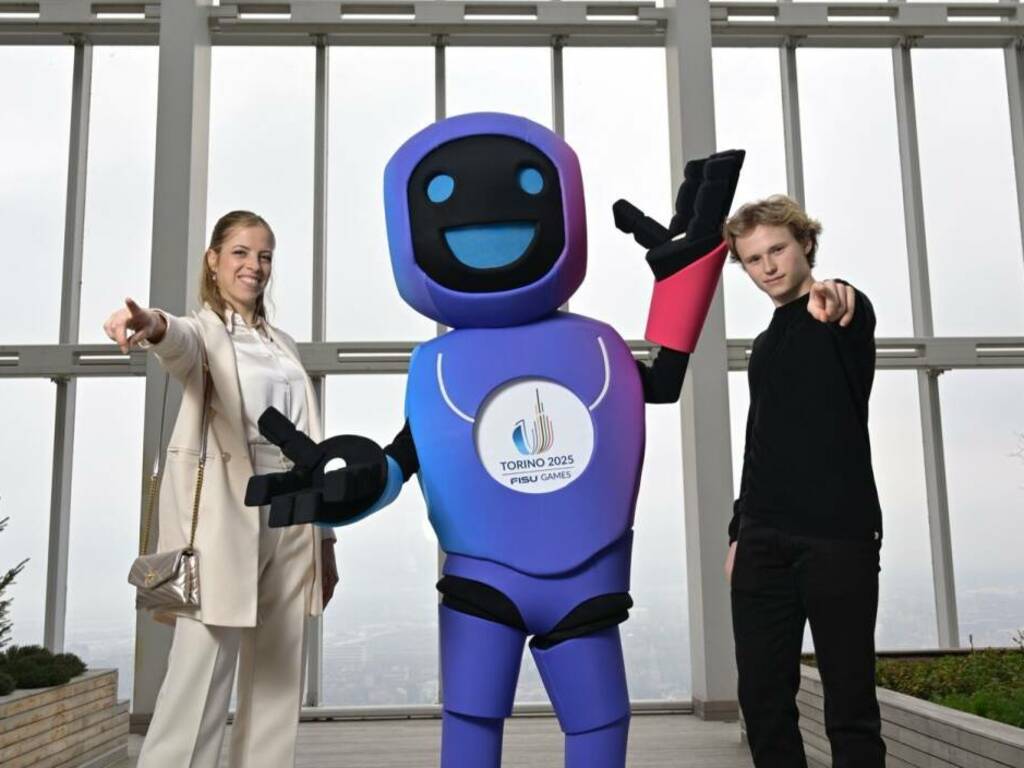 Carolina Kostner e mister quadruplo l’americano Ilia Malinin alla presentazione della mascotte dei giochi olimpici universitari di Torino 2025 TO TAG