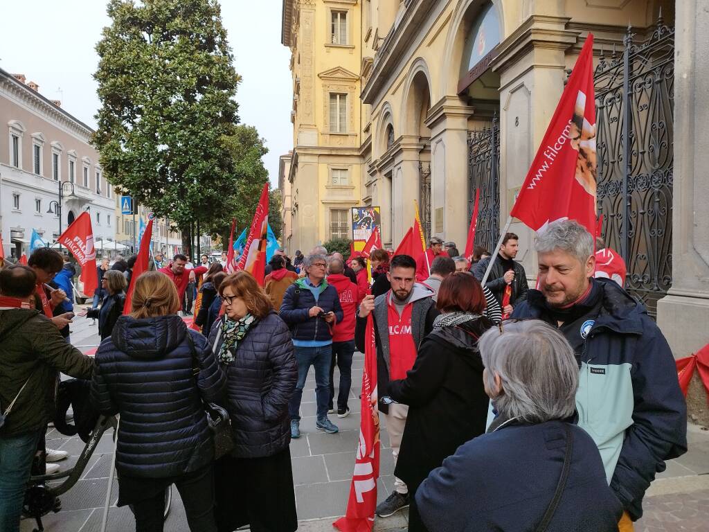 Il presidio dei sindacati sotto la sede della Prefettura