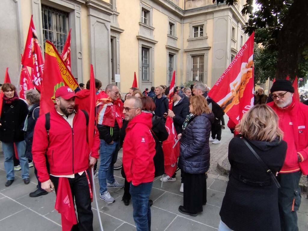 Il presidio dei sindacati sotto la sede della Prefettura