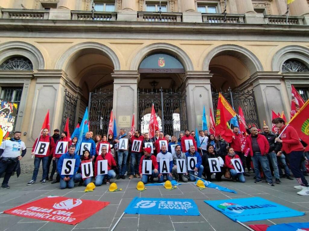 Il presidio dei sindacati sotto la sede della Prefettura