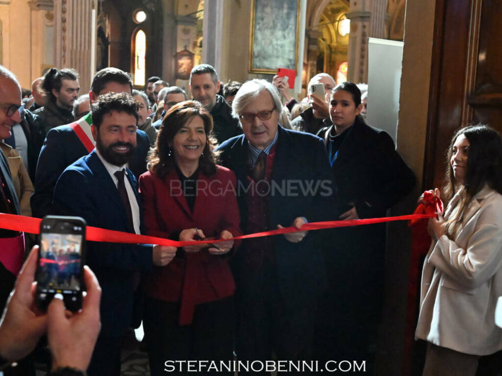 Vittorio Sgarbi inaugura La Porta del Cielo a Treviglio