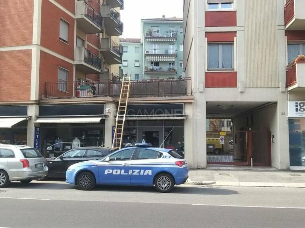 Cade dal balcone al sesto piano