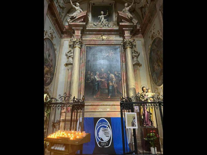 Bergamo, febbre nerazzurra: la bandiera dell'Atalanta anche in chiesa