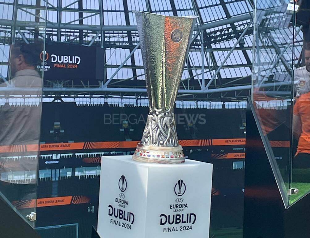 Il trofeo dell'Europa League è arrivato a Dublino e i tifosi si fanno le foto