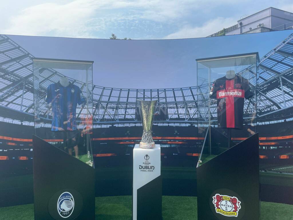 Il trofeo dell'Europa League è arrivato a Dublino e i tifosi si fanno le foto