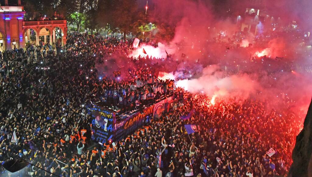 Atalanta, è la sera la festa: il bus scoperto nelle strade di una Bergamo nerazzurra