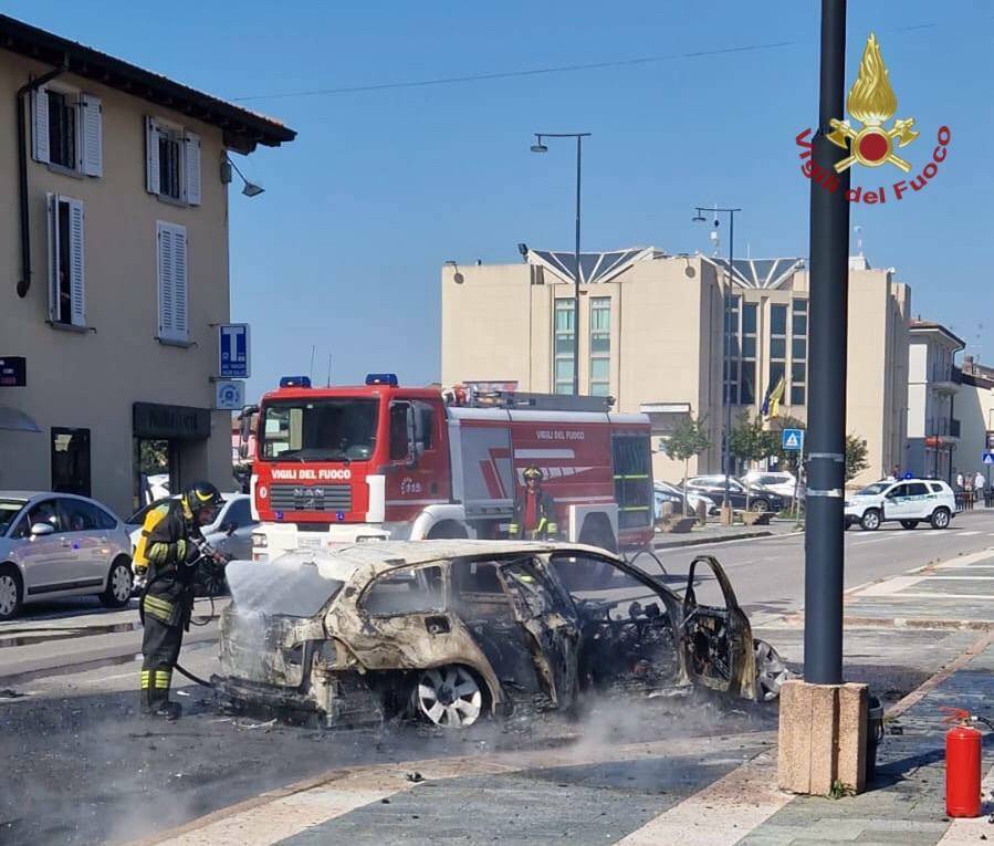 Auto in fiamme a Calcio, intervengono i Vigili del Fuoco