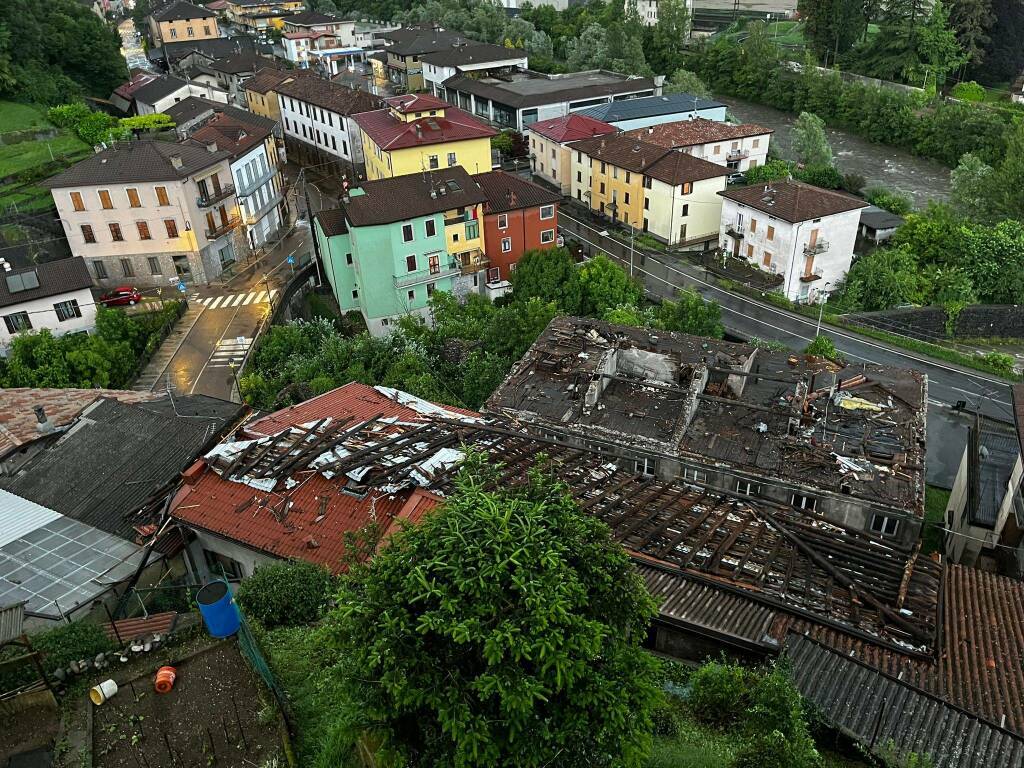 Maltempo sulla Bergamasca, a Ponte Nossa crolla il tetto della scuola media