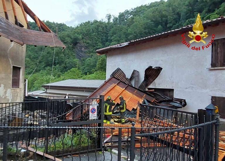 Maltempo sulla Bergamasca, a Ponte Nossa crolla il tetto della scuola media