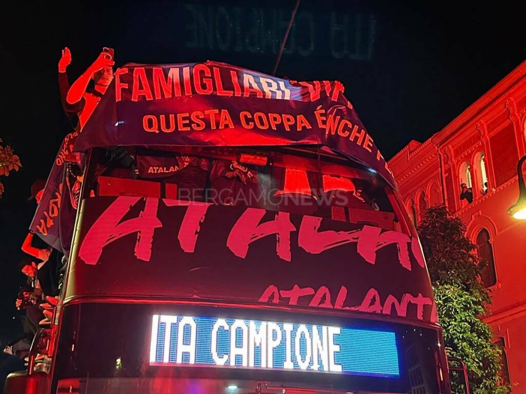 I giocatori dell'Atalanta a bordo del bus scoperto insieme alla Coppa ...