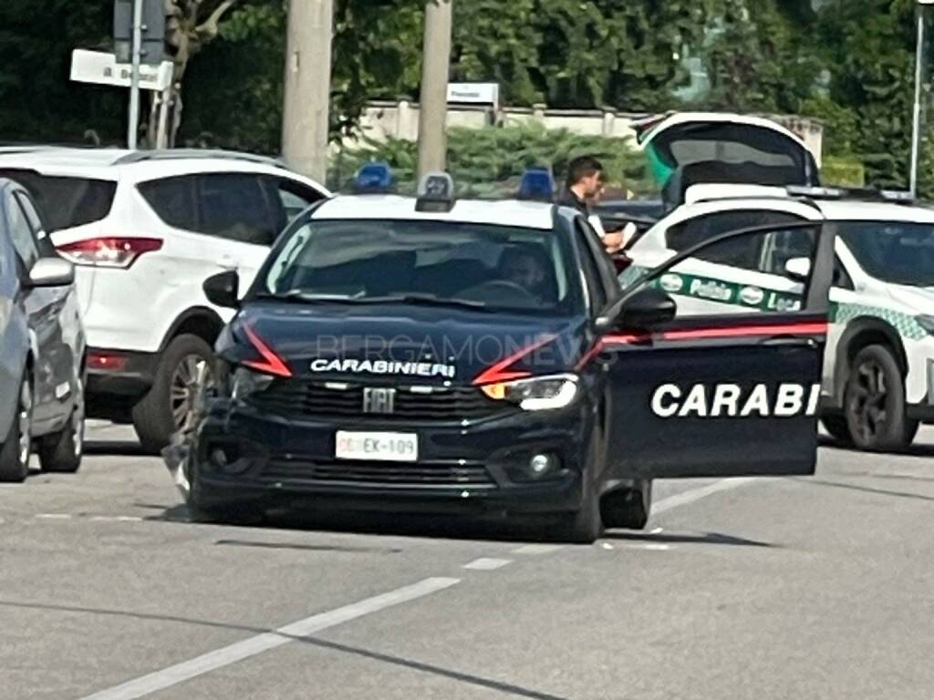 Dalmine, auto contro la vettura dei carabinieri: due coinvolti