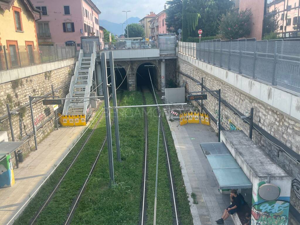 Le scale della fermata TEB di Borgo Palazzo