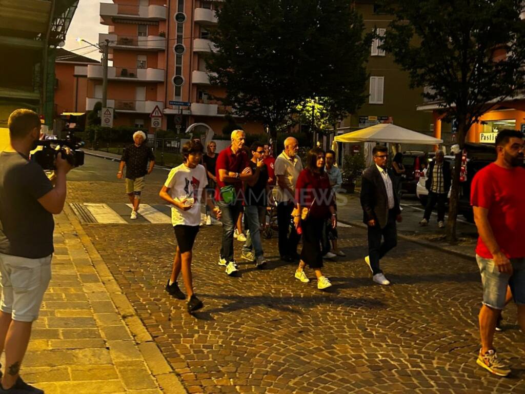 Terno d'Isola, la processione di San Donato per Sharon: il dolore del padre e del fidanzato