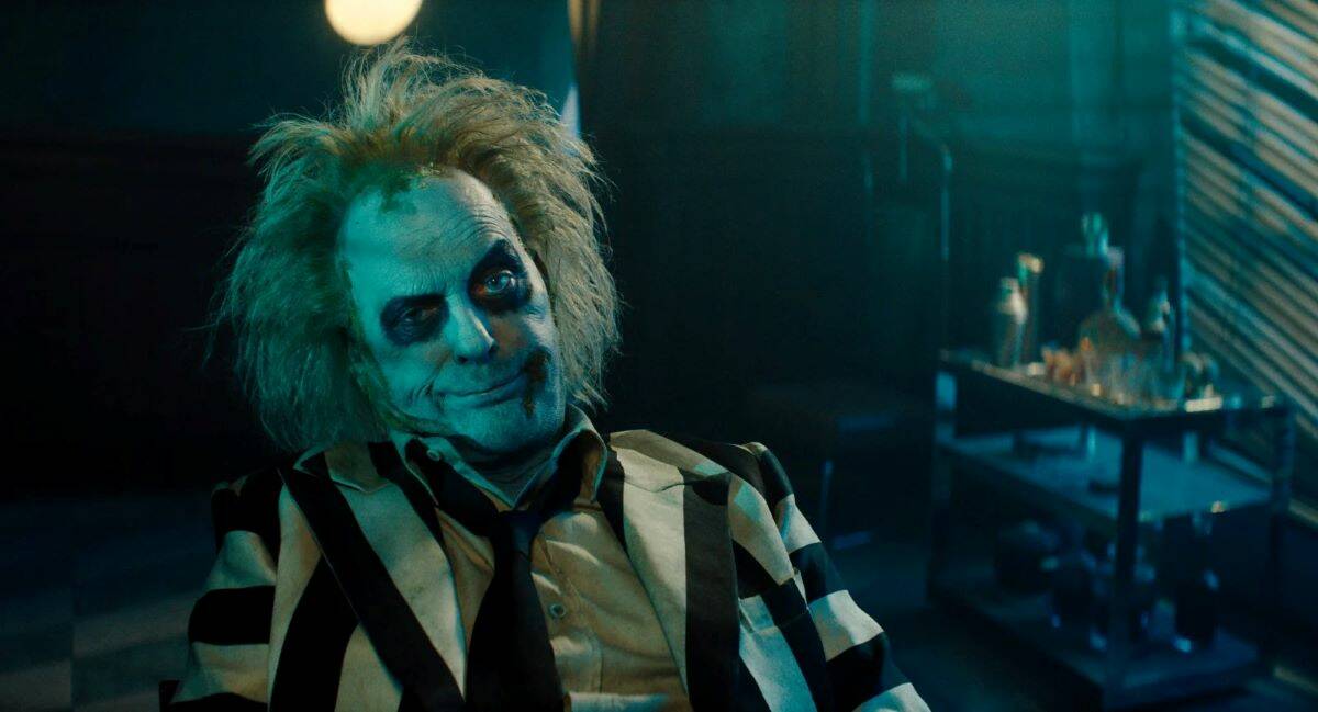 “Beetlejuice Beetlejuice”, Burton torna al macabro umorismo che riflette sulla normalità