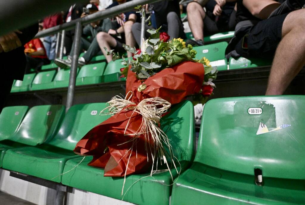 Tifoso morto sulla A4, Liverpool in campo col lutto al braccio: sugli spalti di San Siro deposto un mazzo di fiori