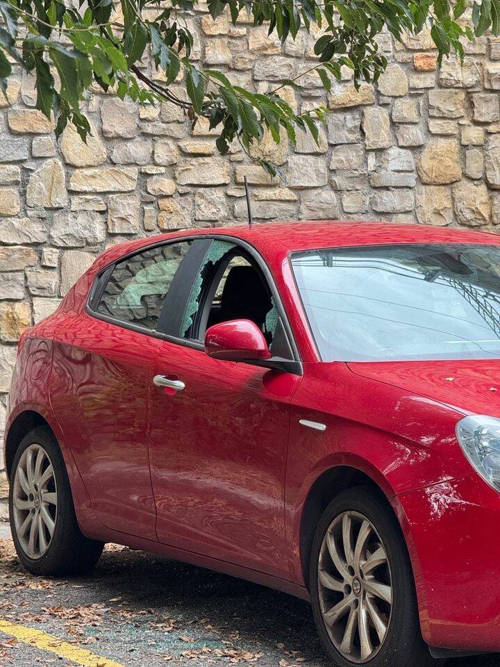 Auto vandalizzate e finestrini rotti: “In via Magrini uno stillicidio, non se ne può più”