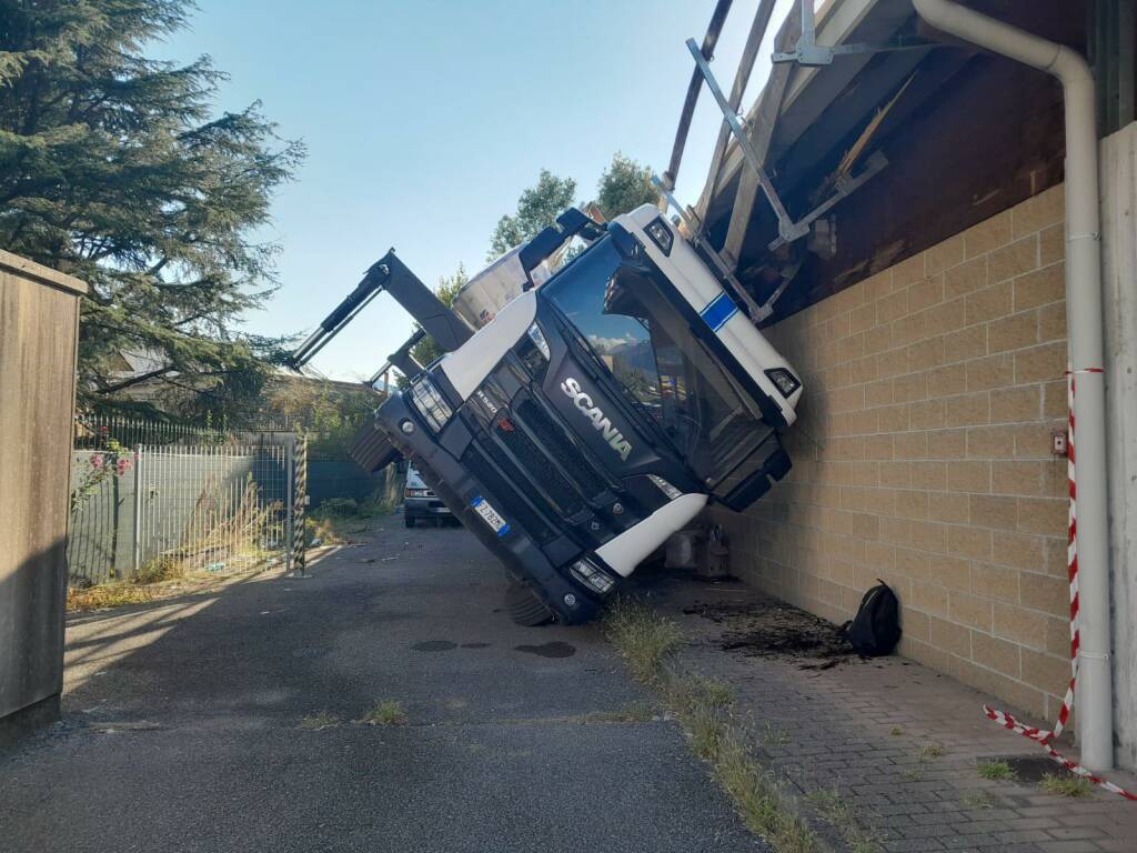 Camion si ribalta su un fianco, due operai feriti a Costa Volpino