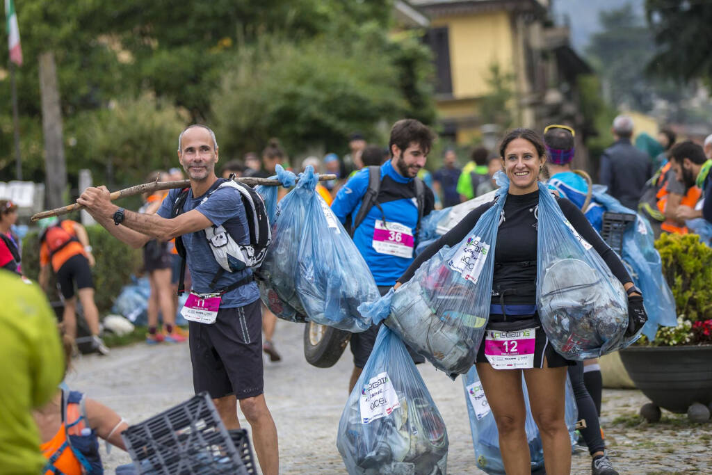 Si corre e si raccolgono rifiuti, a Gandino il campionato mondiale di ‘plogging’