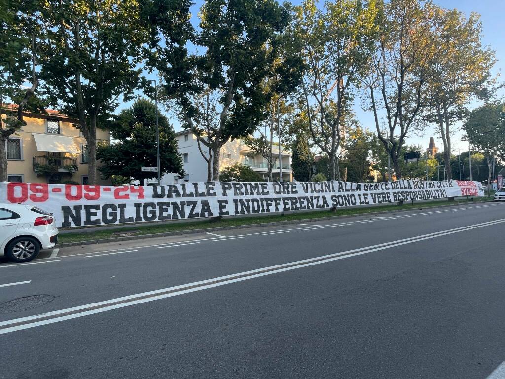 Lo striscione fuori dallo stadio: “Negligenza e indifferenza le vere responsabilità: Bergamo sveglia”