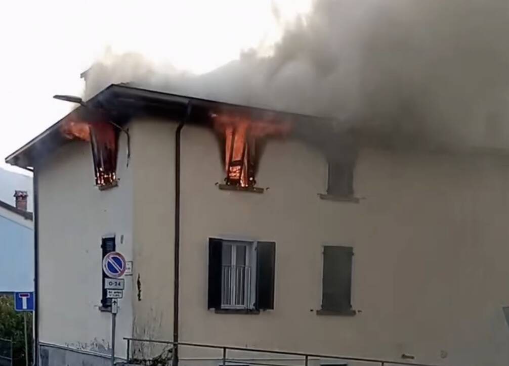 Incendio a Monasterolo, brucia il tetto di una palazzina