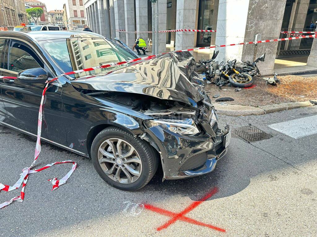 Incidente in via Petrarca: auto contro moto, grave un uomo