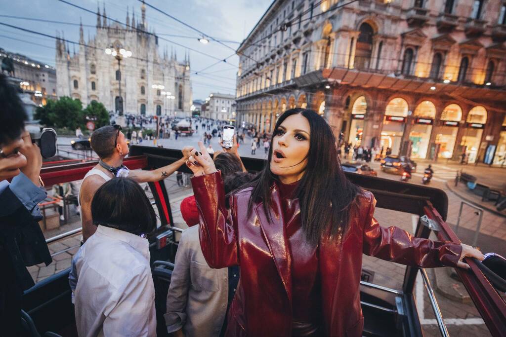 Laura Pausini presenta il nuovo singolo “Ciao” su un bus Zani Viaggi