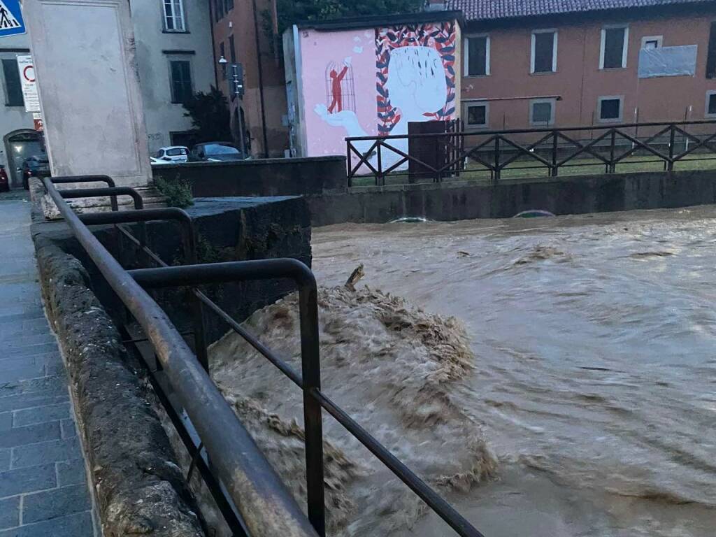 Maltempo, a Bergamo Morla in piena. In tutta la provincia strade allagate