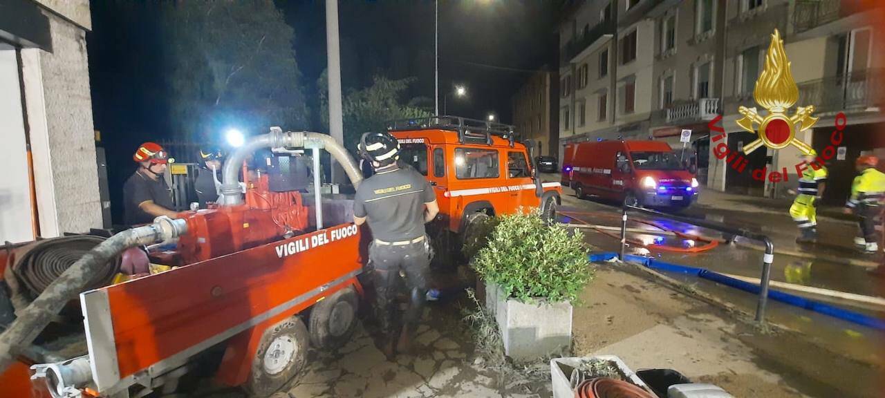 Maltempo, notte di lavoro per vigili del fuoco e protezione civile per prosciugare i locali interrati