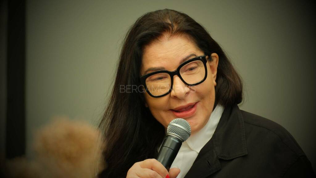 Bergamo abbraccia Marina Abramovi?: “L’arte è coinvolgimento, una mostra può cambiare la vita”